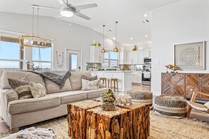 Smart TV, caminetto, tavolo da calcetto, tavolo da ping pong