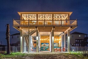 Exterior - Steps from Beach~Family Friendly~Pets~Hot tub~Tiki bar~Ping pong (Crystal Beach)