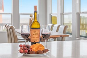 Eine Flasche Josh Reserve Cabernet Sauvignon auf einem Tisch mit zwei Weingläsern, einer Platte mit Trauben, einem Croissant und Schokoladenkeksen.