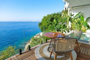 Suite, piscine privée | Balcon