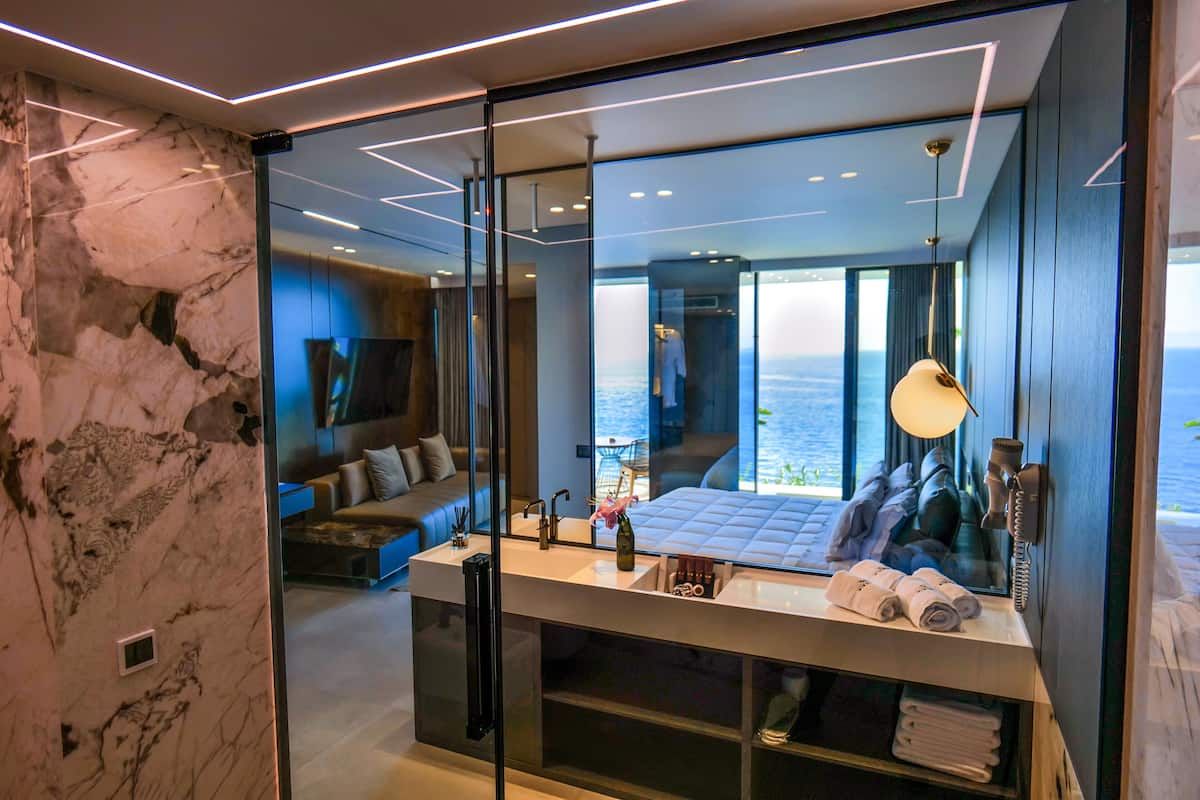 Suite, piscina privata | 1 camera, biancheria da letto ipoallergenica, insonorizzazione, lenzuola