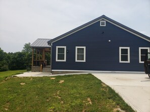 Exterior - New! Custom built private home on a pond, with large hottub. (Athens)