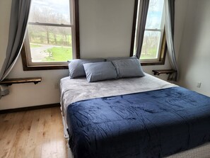 4 bedrooms, desk, iron/ironing board, free WiFi - New! Custom built private home on a pond, with large hottub. (Athens)