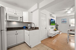 Kylskåp, mikrovågsugn, spishäll och kaffe- och tebryggare