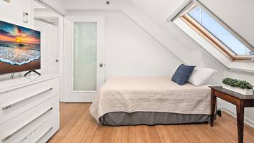 3 makuuhuonetta, työpöytä, silitysrauta/-lauta, Wi-Fi