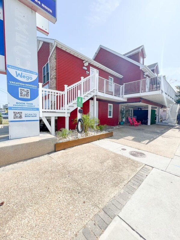 Exterior - Modern 3-BR Ocean Block Apt Walk to the Beach (Ocean City)