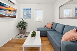 TV - Modern 3-BR Ocean Block Apt Walk to the Beach (Ocean City)