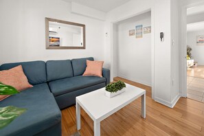 TV - Modern 3-BR Ocean Block Apt Walk to the Beach (Ocean City)