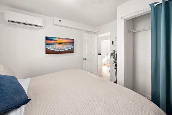 3 bedrooms, desk, iron/ironing board, WiFi - Modern 3-BR Ocean Block Apt Walk to the Beach (Ocean City)