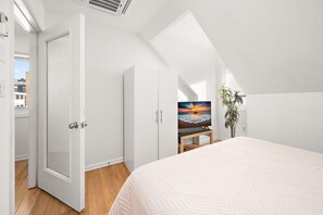 3 bedrooms, desk, iron/ironing board, WiFi - Modern 3-BR Ocean Block Apt Walk to the Beach (Ocean City)