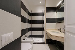Baignoire, sèche-cheveux, bidet, serviettes fournies