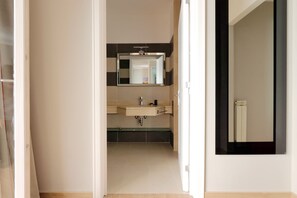 Ein Badezimmer mit Waschbecken, Spiegel und Toilette.