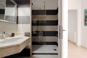Haartrockner, Bidet, Handtücher