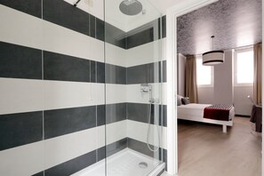 Dusche, Haartrockner, Bidet, Handtücher