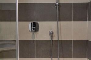 Hårtork, bidé och handdukar