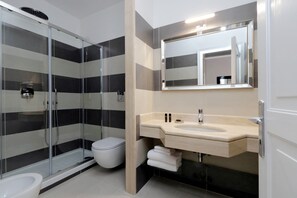 Shower, hair dryer, bidet, towels - Piazzetta Margutta - B3 (Rome)