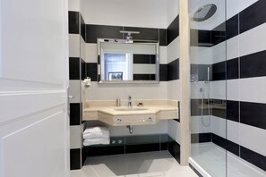 Badewanne, Haartrockner, Bidet, Handtücher