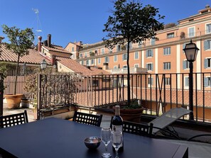 Outdoor dining - Piazzetta Margutta - A8 (Rome)
