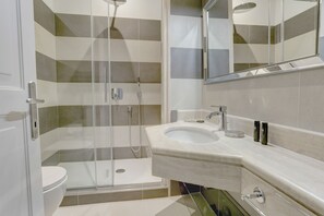 Dusche, Haartrockner, Bidet, Handtücher