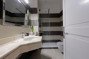 Baignoire, sèche-cheveux, bidet, serviettes fournies