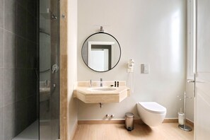 Douche, sèche-cheveux, bidet, serviettes fournies