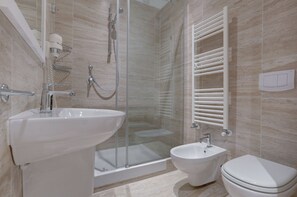 Dusche, Haartrockner, Bidet, Handtücher