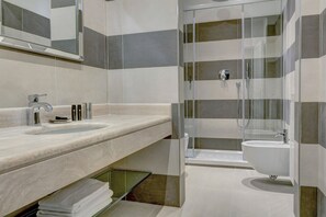 Dusche, Haartrockner, Bidet, Handtücher