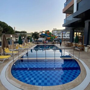 Habitación estándar | Caja de seguridad en la habitación y espacio para trabajar con laptop