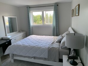 3 bedrooms, in-room safe, desk, free WiFi