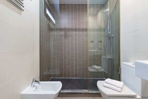 Shower, hair dryer, towels - Sunny Atico with Terrace in Pl Universitat! (Barcelona)