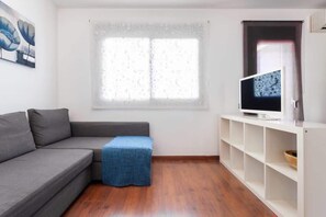 TV, offices - Sunny Atico with Terrace in Pl Universitat! (Barcelona)