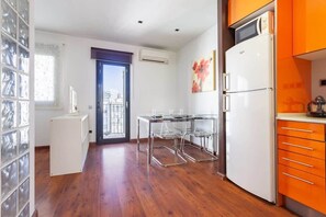 冷蔵庫、電子レンジ、オーブン、コンロ