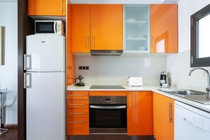 Fridge, microwave, oven, stovetop - Sunny Atico with Terrace in Pl Universitat! (Barcelona)