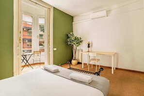 5 bedrooms, iron/ironing board, WiFi, bed sheets - Huge historic 5BD with private Terrace! (Barcelona)
