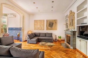 TV, offices - Huge historic 5BD with private Terrace! (Barcelona)