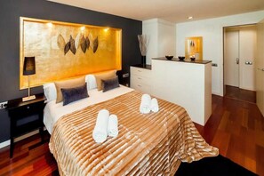 4 bedrooms, desk, iron/ironing board, WiFi - Luxury Duplex Apartment in the Heart of Barcelona (Barcelona)