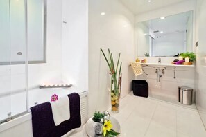 Dusj, hårføner og håndklær