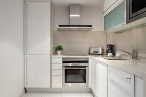 Fridge, microwave, oven, stovetop - 3bedroom Duplex with balcony in plaza Cataluña (Barcelona)