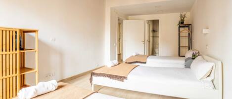 4 عدّة غرف نوم ومكتب ومكواة/لوح كي وواي فاي