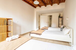 4 室のベッドルーム、デスク、アイロン / アイロン台、WiFi