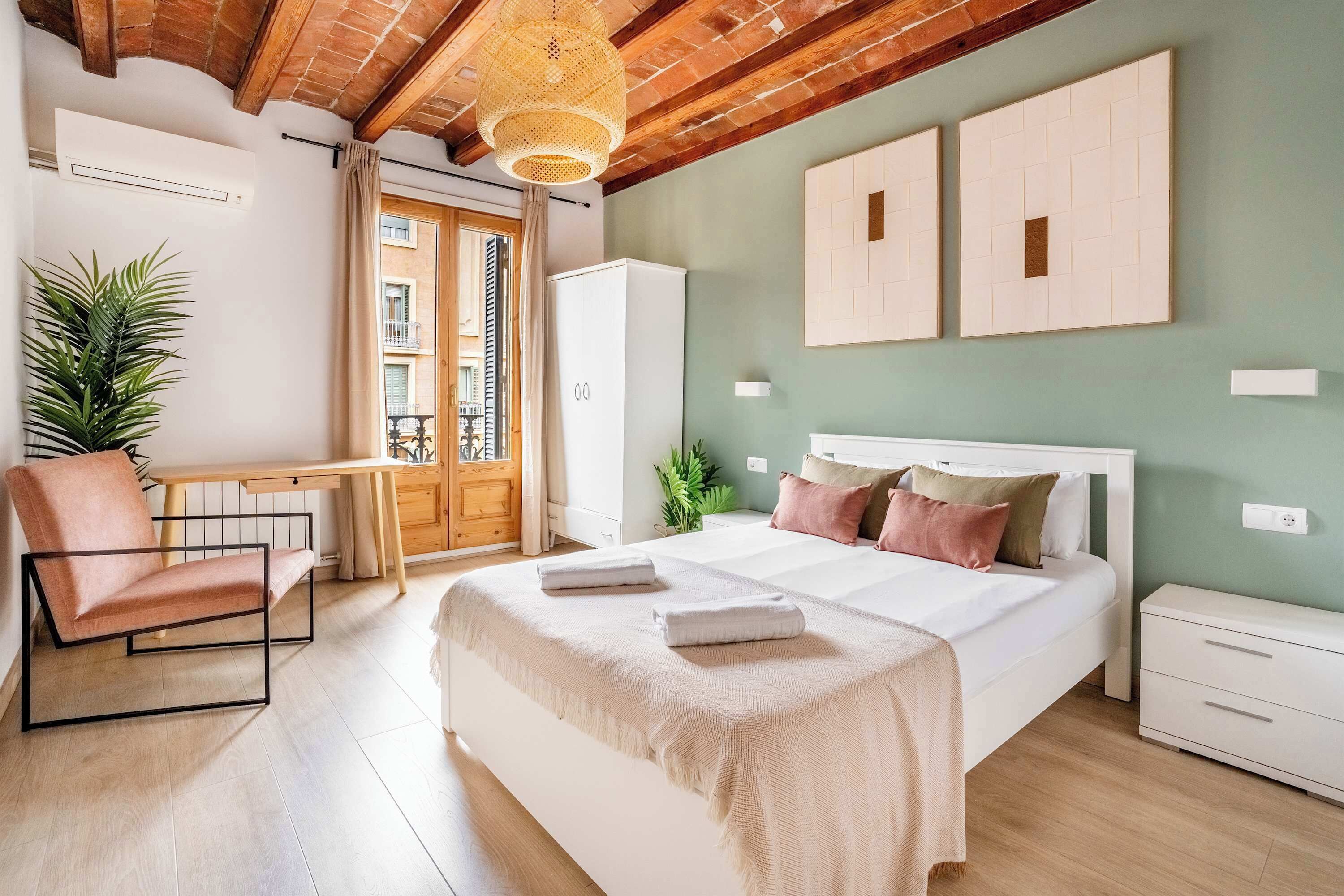 4 bedrooms, desk, iron/ironing board, WiFi