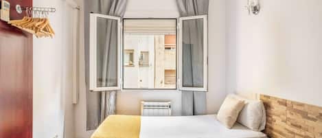 4 habitaciones, escritorio, tabla de planchar con plancha y wifi