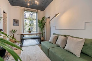 TV, offices - Sagrada Familia 4BD - 3BTH with balcony (Barcelona)
