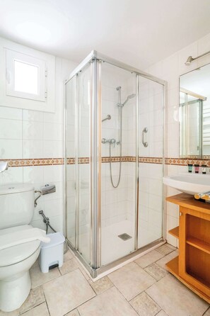 Douche, sèche-cheveux, serviettes fournies