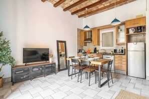 Fridge, microwave, oven, stovetop - Historic apartment with private terrace in Example (Barcelona)