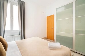 2 Schlafzimmer, Schreibtisch, Bügeleisen/Bügelbrett, WLAN