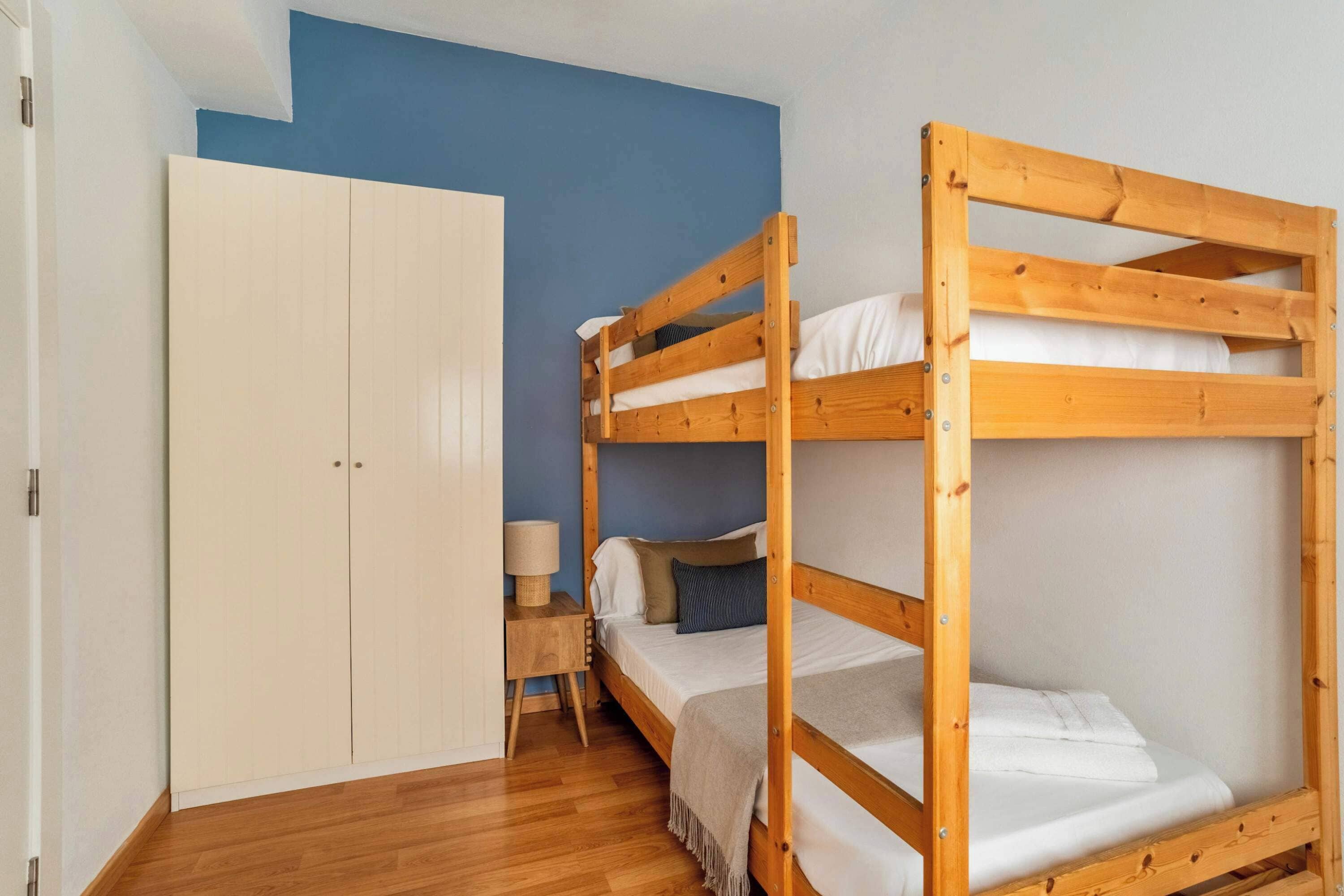4 slaapkamers, een bureau, een strijkplank/strijkijzer, wifi