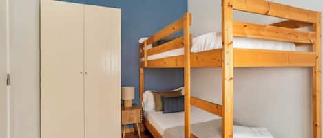 4 slaapkamers, een bureau, een strijkplank/strijkijzer, wifi