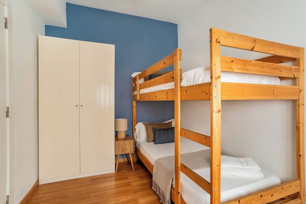 4 bedrooms, desk, iron/ironing board, WiFi
