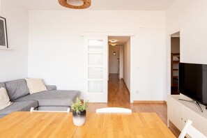 Televisión y oficina 